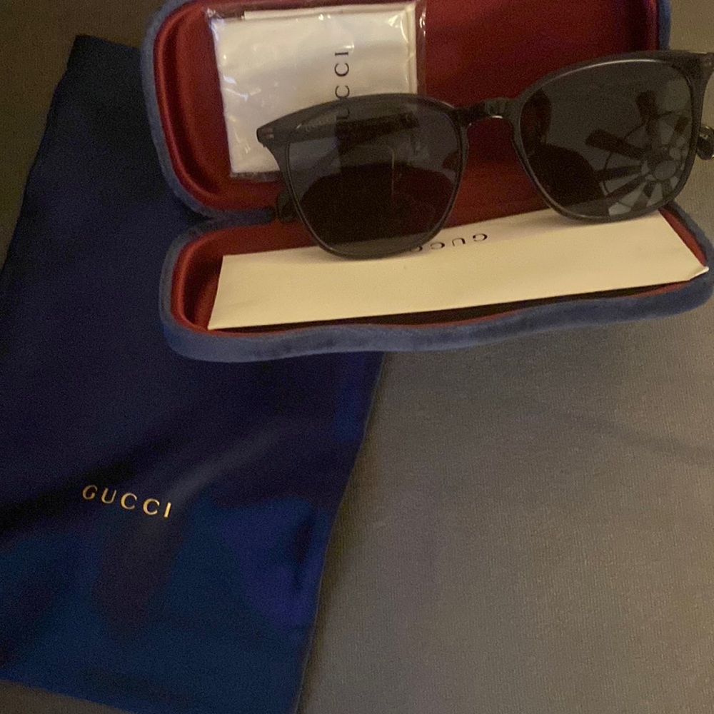 AUTENTIC Gucci Unisex sunglasses new with case tags carrying bag cloths etc.